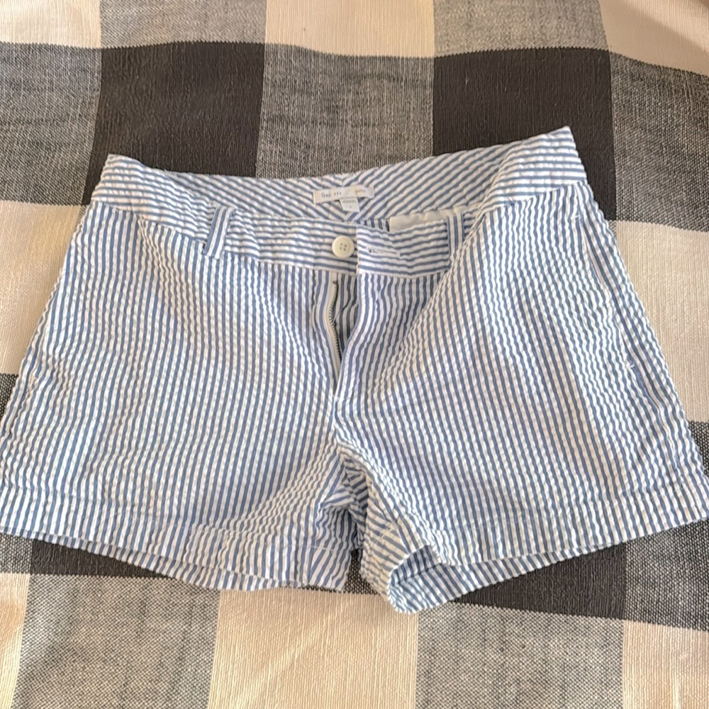 Gap - white and blue striped shorts